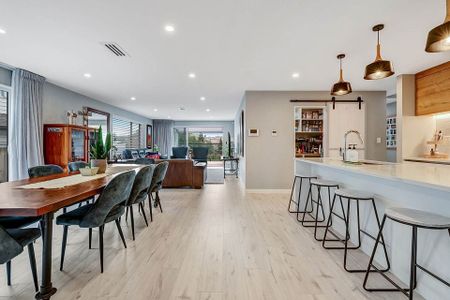 Large single level 4 bedroom with spa pool - Photo 3