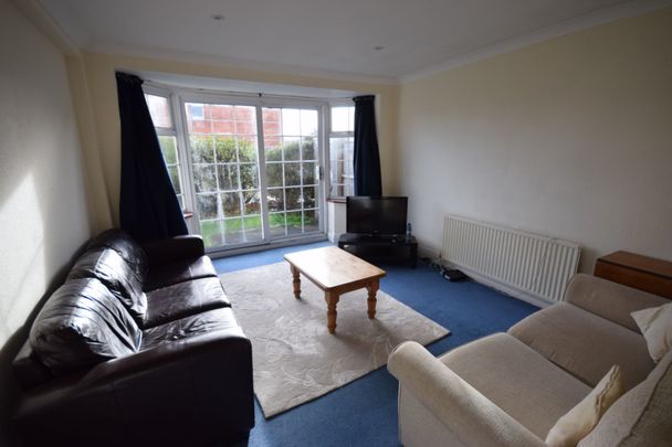 4 Bedroom House To Rent in Ensbury Park - £2,800 pcm Tenancy Info - Photo 1