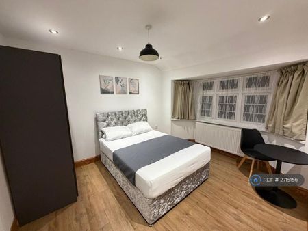 1 bedroom in a house share to rent - Photo 2