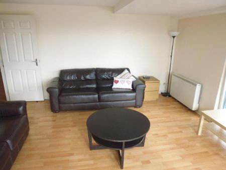 3 bedroom flat to rent - Photo 2