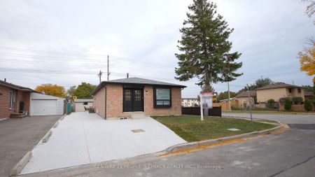 For Lease - 2 Betteridge Lane, Toronto, Ontario - Photo 2