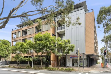 Sophisticated designer haven in an ultra-convenient location - Photo 4