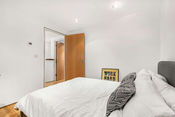 Located in the popular Benyon Wharf development is this modern split-level apartment. - Photo 1