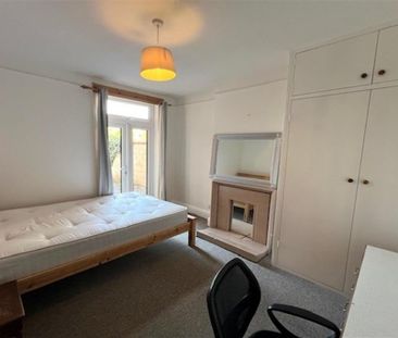 4 bedroom semi-detached house to rent - Photo 3