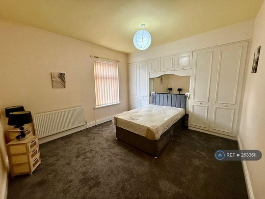 1 bedroom in a house share to rent - Photo 1