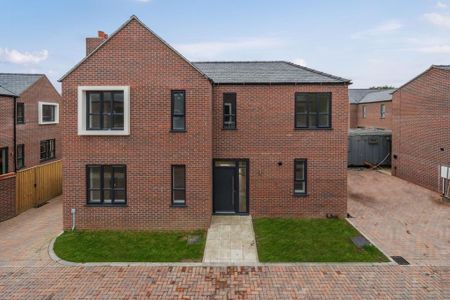 4 bedroom detached house to rent - Photo 2