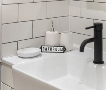 Clay, Salford Quays, M50 - Photo 3