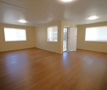 Lovely 3 Bedroom Renovated Home - Photo 2