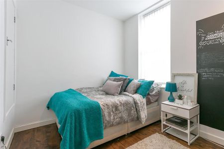 3 bedroom flat to rent - Photo 2