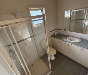 Freshly Updated, 3 Bedroom, 2 Bathroom - Photo 6