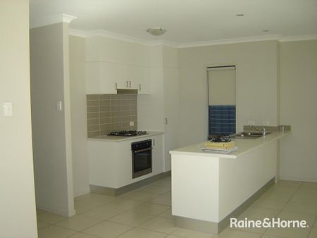 Large 4 Bedroom Home - Photo 4