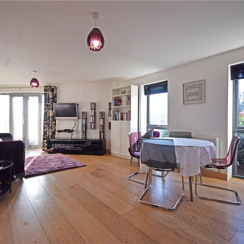 Well presented 2 bedroom duplex apartment to rent situated just to the North-West of the City centre offering excellent access to the Science Parks and within walking distance of local amenities. Allocated parking. GCH. Unfurnished. - Photo 1