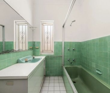 “Functional Family Home with Patio, Garden, and Great Transport Links” - Photo 2