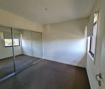 16/2 Greenfield Drive, Clayton VIC 3168 - Photo 2