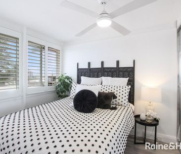 Renovated Inner City Beauty - Photo 4