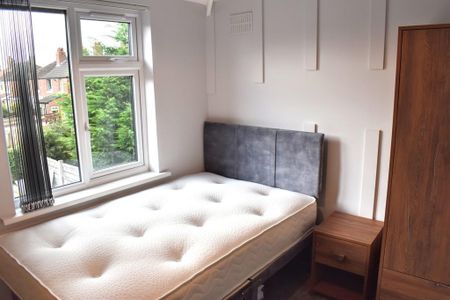 5 bedroom semi-detached house to rent - Photo 3