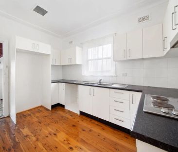 “Spacious home located in lovely locale” - Photo 3