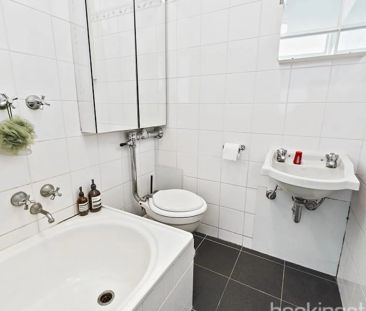 Super-sized, light-filled one-bedder with uninterrupted bay views - Photo 5