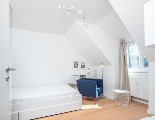 Sofort verfügbar: Möblierte Dachwohnung mit EBK, Bad mit Fenster und Waschmaschine - Foto 1