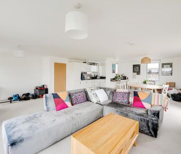 2 Bed Flat - Photo 2