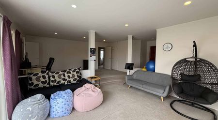 4 Bedroom Family Home - West Harbour - Photo 2