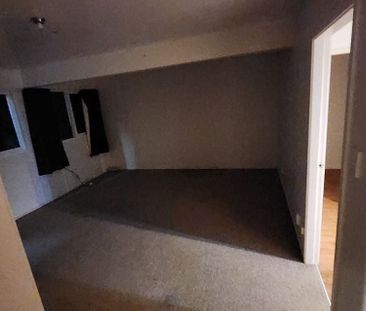 Spacious & refreshed 2 bedroom flat - Photo 5