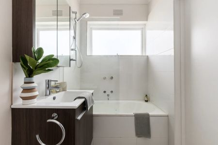 Spacious Sunny Living! - Photo 5