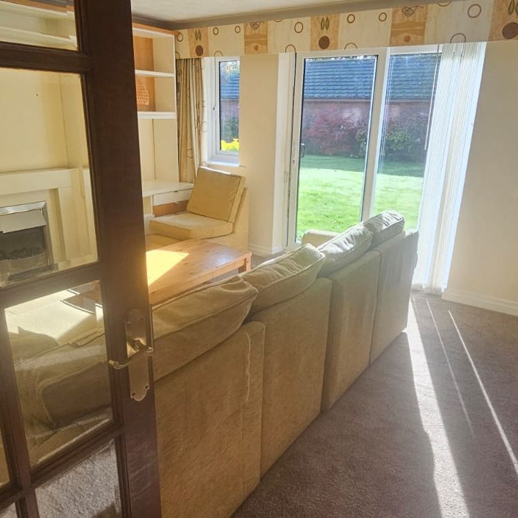 2 Bed - 2 Sandhill Lawns, Moortown, Leeds - LS17 6TT - Student/Professional - Photo 1