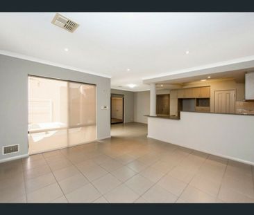 EXCEPTIONAL TOWNHOUSE IN A GREAT LOCATION - Photo 2