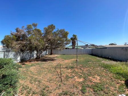 To register & apply for this property, please use this link: https://snug. com/ - Photo 2