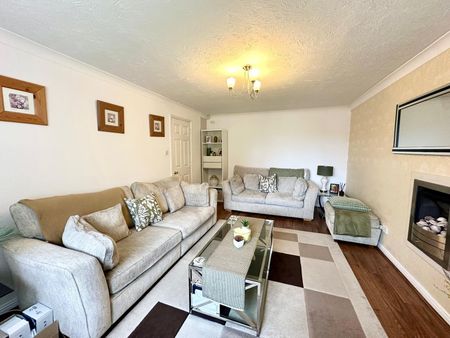 Shelley Crescent, Leeds, Oulton - Photo 3