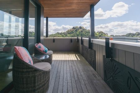 Modern 3-Bedroom Apartment with Stunning Views! - Photo 4