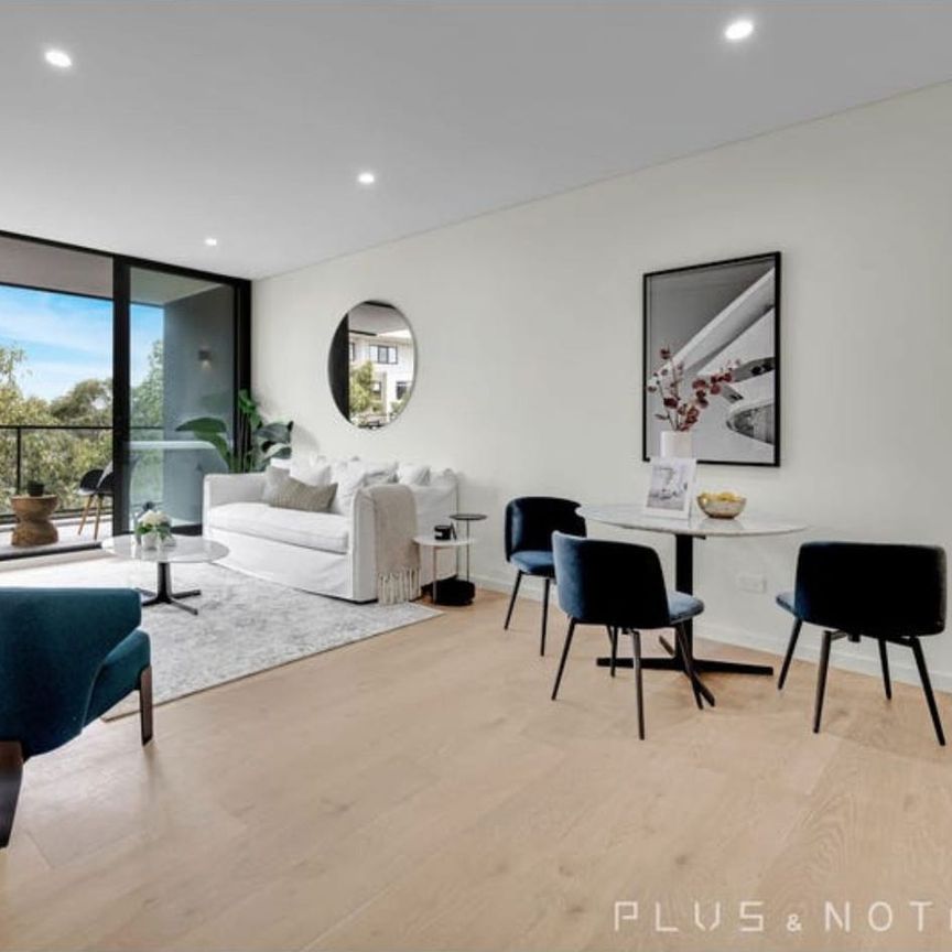 Brand New Huge 1 Bed + Study Apartment in the Heart of Rouse Hill Town Centre - Photo 1