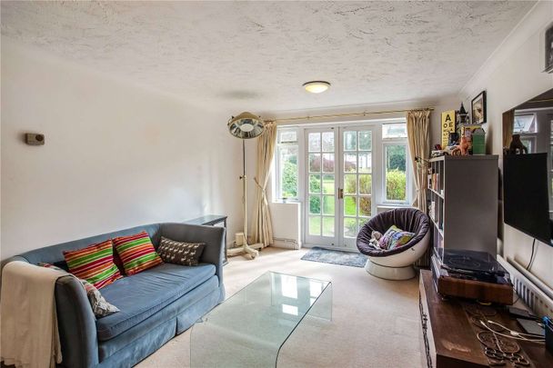 A spacious ground floor apartment approximately 0.3 miles to the station and High Street. - Photo 1