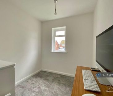 3 bedroom semi-detached house to rent - Photo 5