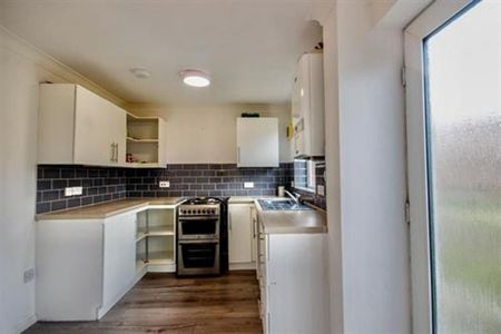 2 bedroom semi-detached house to rent - Photo 4