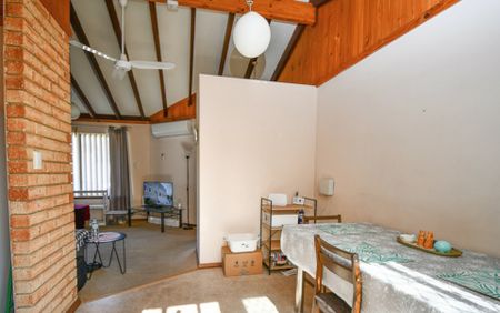 Three Bedroom unit in Sought After Halls Head! - Photo 2