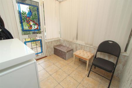 3 bedroom semi-detached bungalow to rent - Photo 4