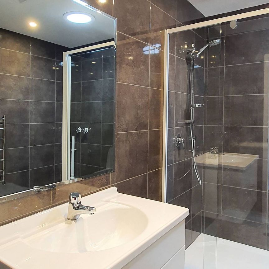Stylish apartment & water included in the rent - Photo 1
