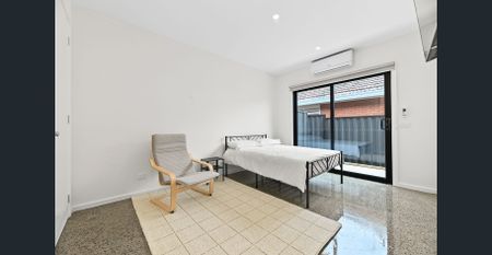Brand new fully furnished rooms with private courtyards – All bills included! - Photo 2
