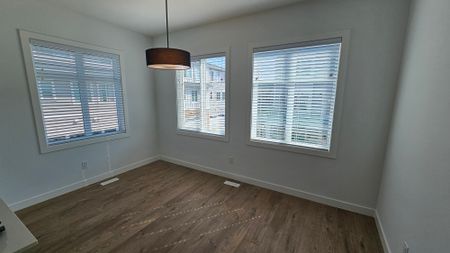 Spacious 3 Bed, 2.5 Bath Carrington Townhome | A/C | Double Garage | Den - Photo 5