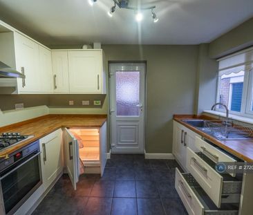 3 bedroom semi-detached house to rent - Photo 2