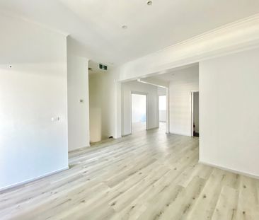 LOVELY THREE BEDROOM APARTMENT IN PRIME LOCATION - Photo 4