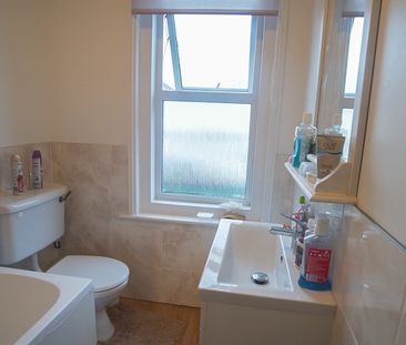 4 Bedroom House To Rent in Charminster - £2,000 pcm Tenancy Info - Photo 3