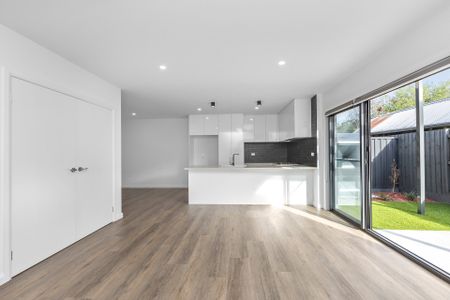 Luxury, sophisticated and low maintenance! - Photo 3