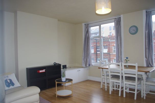 FOUR BEDROOM FLAT TO LET WEST HENDON BROADWAY NW9 - Photo 1