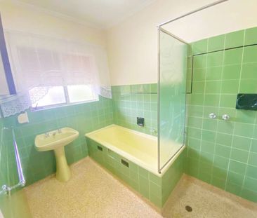 Much-loved, 3 bedrooms house with beautiful gardens for rent - Photo 5