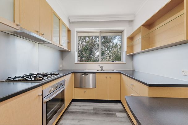 STYLISH REFRESHED APARTMENT IN PRIME KEW LOCATION - Photo 1