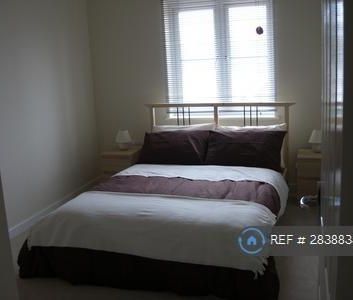 1 bedroom in a flat share to rent - Photo 2