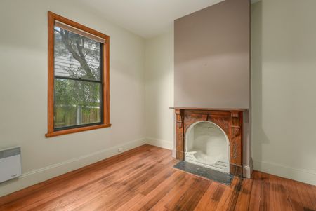 Convenient and Central - Photo 5